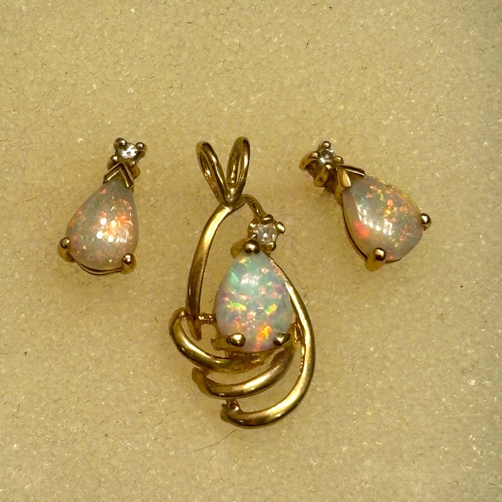 Beautiful set of 14k earrings and pendent with original diamonds.
 💎 💎